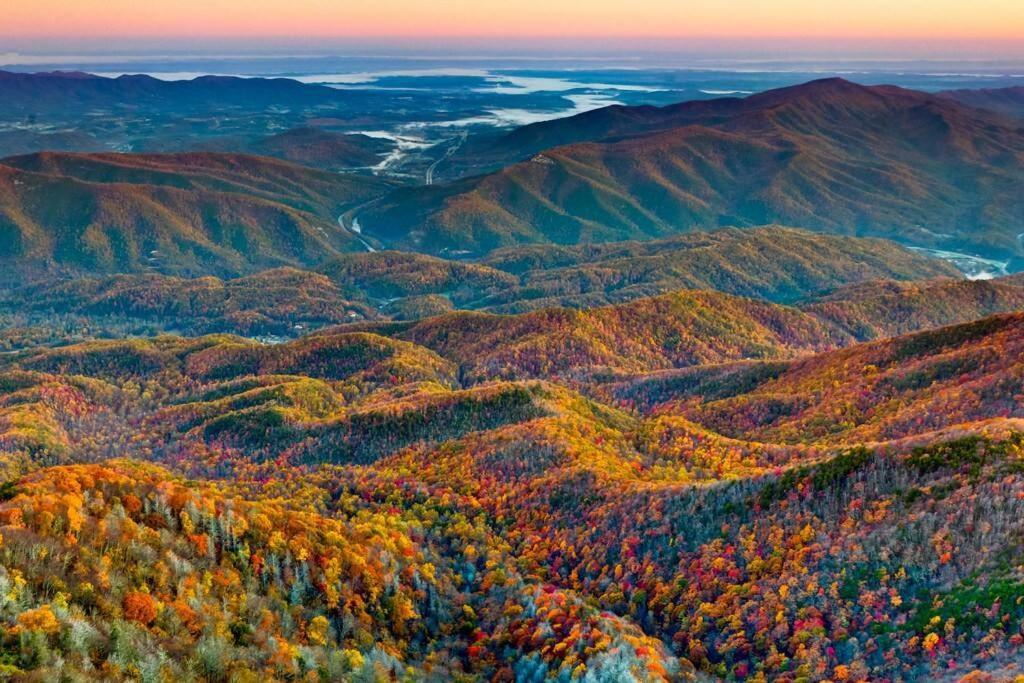 Four Private Suites - Hot Tub - Arcade - Fast Wi-Fi - One Minute To Parkway Fun Pigeon Forge Esterno foto