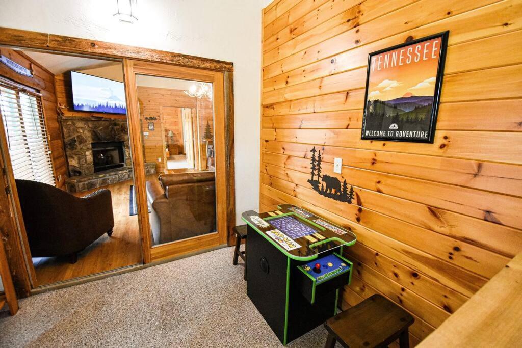 Four Private Suites - Hot Tub - Arcade - Fast Wi-Fi - One Minute To Parkway Fun Pigeon Forge Esterno foto
