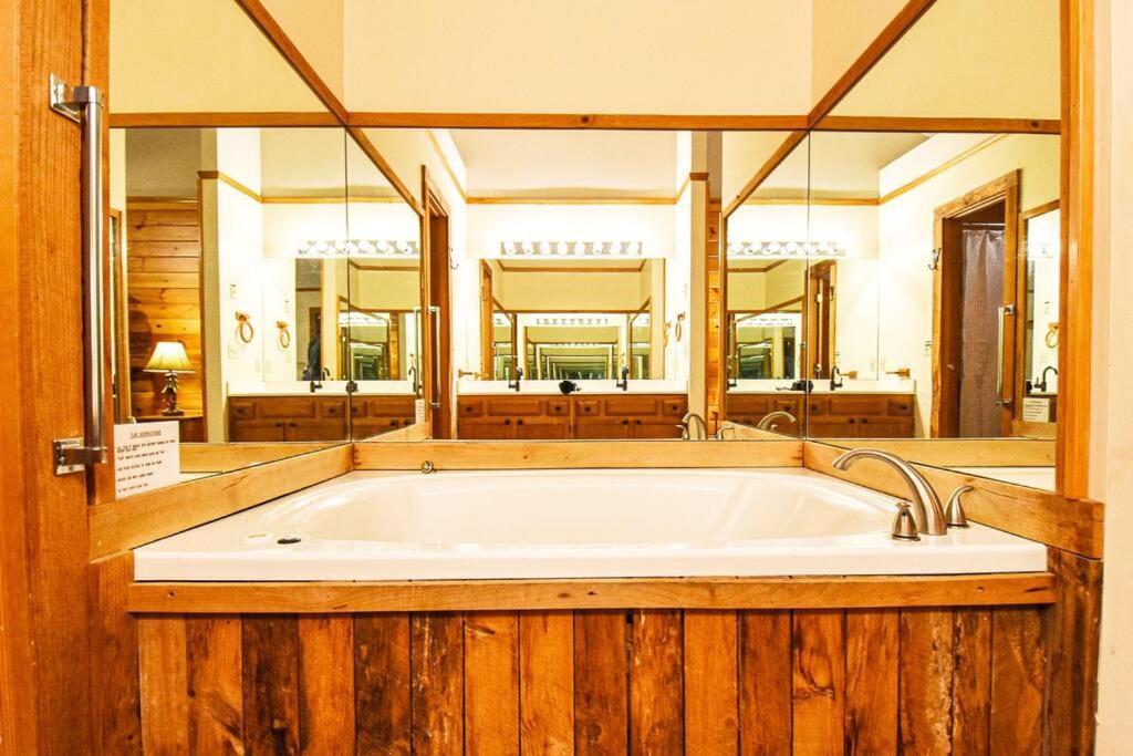 Four Private Suites - Hot Tub - Arcade - Fast Wi-Fi - One Minute To Parkway Fun Pigeon Forge Esterno foto