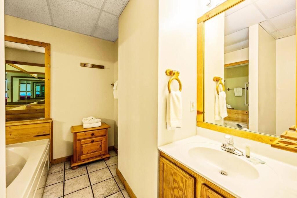 Four Private Suites - Hot Tub - Arcade - Fast Wi-Fi - One Minute To Parkway Fun Pigeon Forge Esterno foto