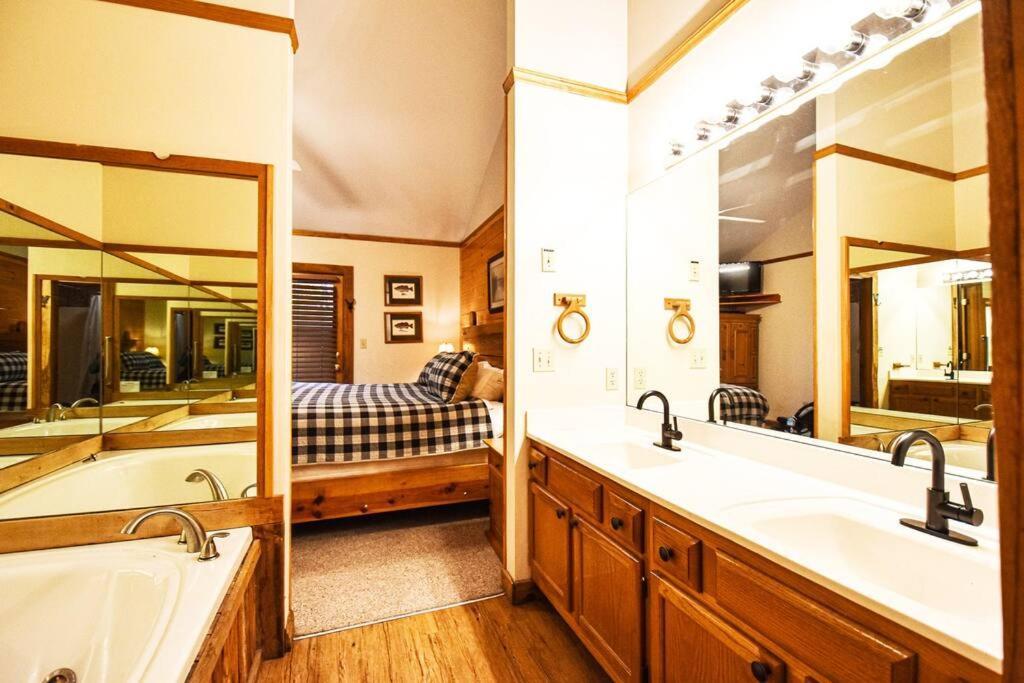 Four Private Suites - Hot Tub - Arcade - Fast Wi-Fi - One Minute To Parkway Fun Pigeon Forge Esterno foto