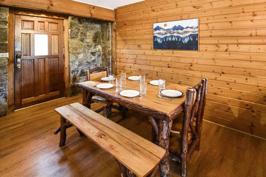 Four Private Suites - Hot Tub - Arcade - Fast Wi-Fi - One Minute To Parkway Fun Pigeon Forge Esterno foto